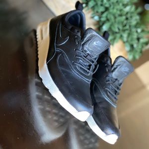 Black Nike’s size 8.5